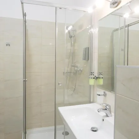 Premium Centre Bedrooms 4* プレショフ